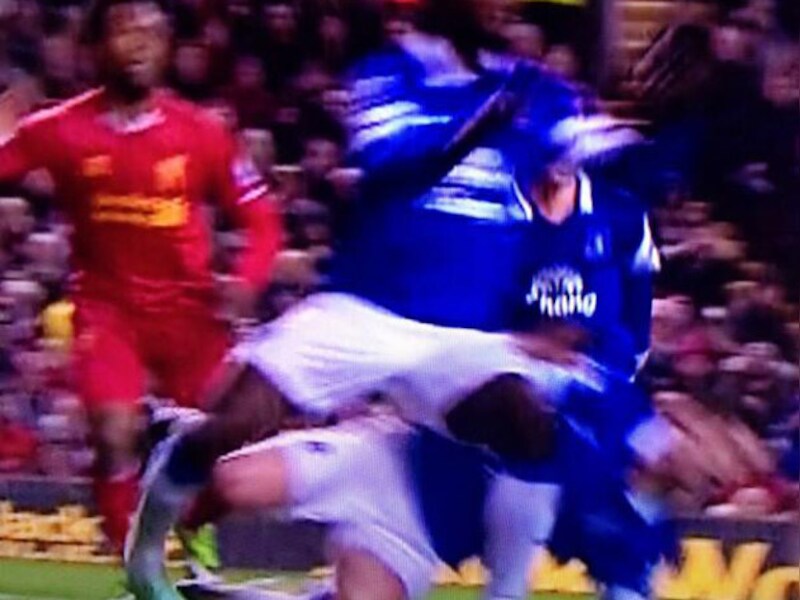 Barry haalt Lukaku onderuit, wat meteen het einde van de Merseyside derby betekende voor de Rode Duivel.