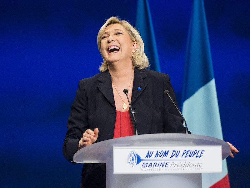 Politiek analisten zijn het erover eens dat de extreemrechtse presidentskandidaat Marine Le Pen electoraal garen spint bij de aanslag op de Champs Elyzées. Volgens Koert Lebeuf ziet IS in haar zelfs een hefboom naar "een apocalyptische oorlog tussen de moslimwereld en de 'westerse wereld van de kruisvaarders'".