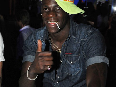 Mario Balotelli begin juli tijdens zijn (feest)vakantie in Saint-Tropez.
