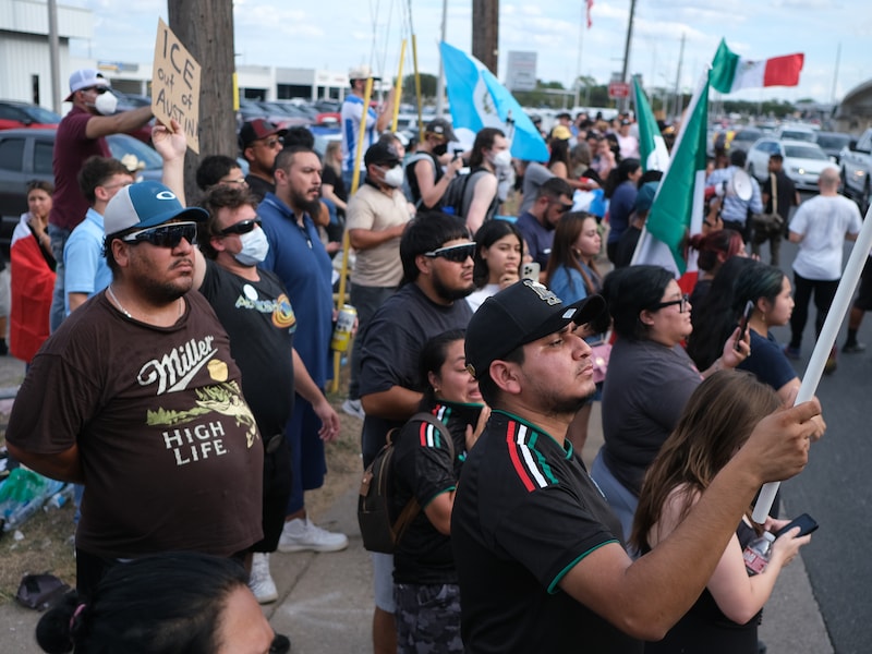 Mensen demonstreren op de plek waar een ICE-agent een man heeft neergeschoten in Austin, Texas.