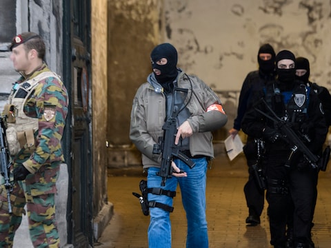 Verscherpte bewaking door politie en militairen bij de verschijning van Mohammed Amri en Hamza Attou voor de Brusselse raadkamer, op 20 november vorig jaar.