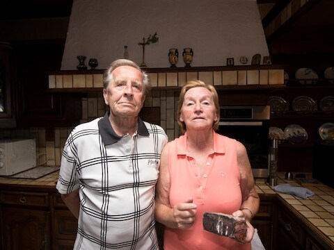 Omèr en Jacqueline waren het middagmaal aan het bereiden toen een steen door de koepel van de keuken viel en op amper een meter van Jacqueline terechtkwam.