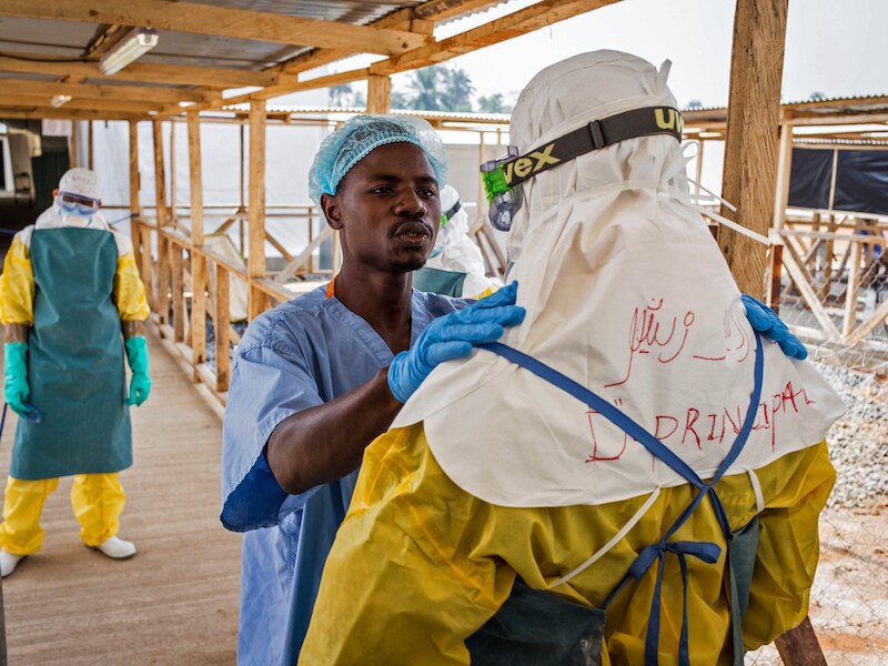 Gezondheidswerkers in een ebolakliniek in Sierra Leone.