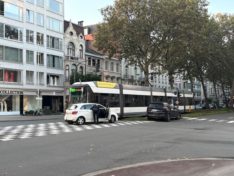 Het ongeval gebeurde op het kruispunt van de Markgravelei en de Jan Van Rijswijcklaan in Antwerpen.