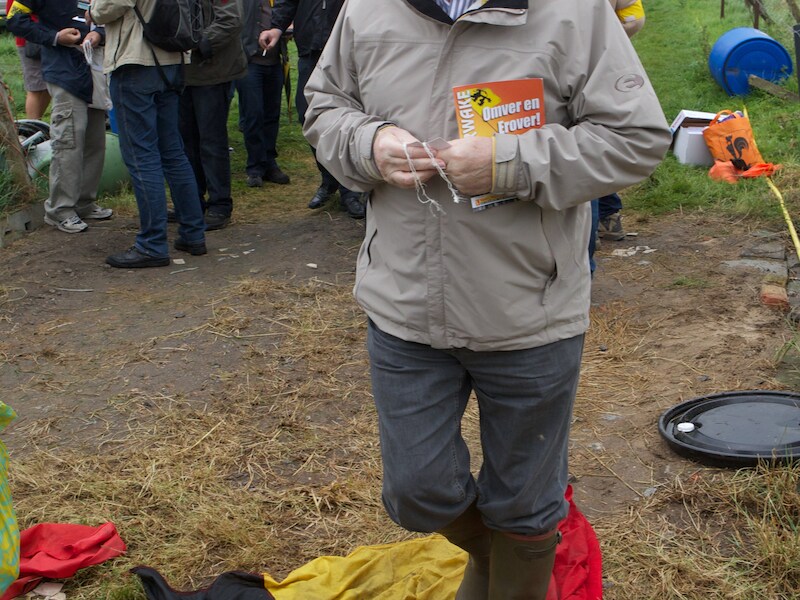Deelnemers aan de IJzerwake trapten bij aankomst op de wei op de Belgische vlag.