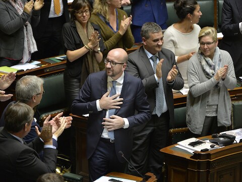 Charles Michel krijgt applaus van de meerderheid.