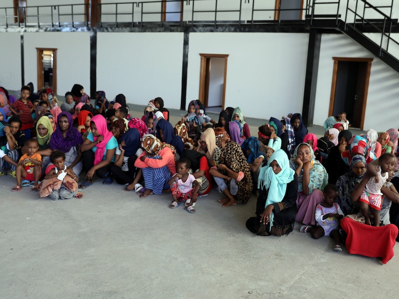 Een groep vluchtelingen krijgt onderdak in een opvangcentrum nadat ze zijn gevlucht van de gevechten. 