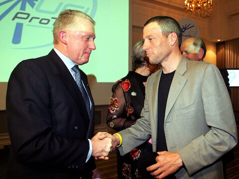Gewezen UCI-voorzitter Hein Verbruggen met Lance Armstrong.