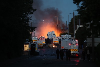 Politie zet waterkanon in tegen protest in Belfast