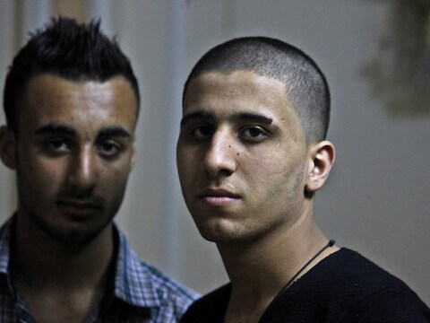 Rechts Ayman al-Sayed (19), een van de kaalgeschoren jongeren. Links zijn vriend Mohammed Hanouna, die niet werd opgepakt, maar met het gel in zijn kapsel een mogelijk doelwit van een politieactie zou kunnen zijn.