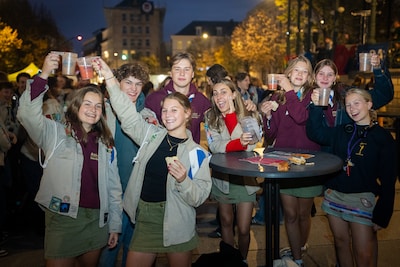 700 jongeren vieren Dag van de Jeugdbeweging in Gent met ontbijt op de Kouter, ook minister Depraetere smeert een boterham
