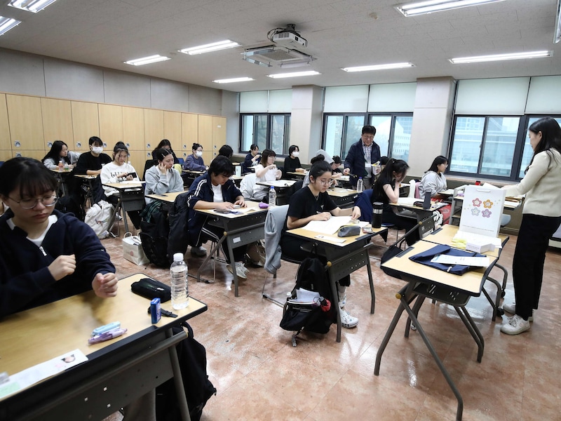Zuid-Koreaanse studenten wachten om te starten aan het belangrijkste examen van hun leven.