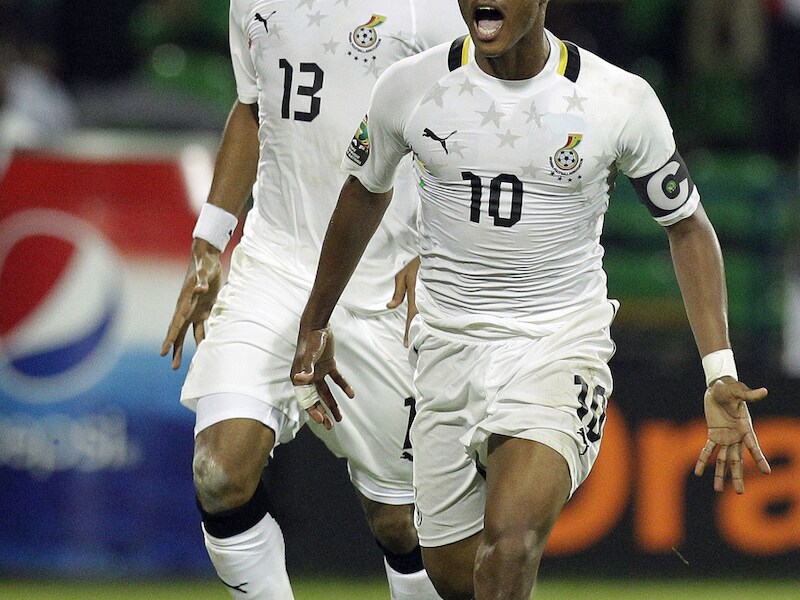 Andre Ayew (r) viert zijn winner met broer Jordan Ayew.