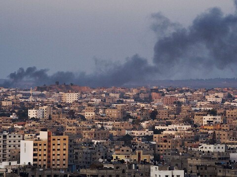 Rook steeg gisteren op boven het noordoosten van Gaza-stad na een raketaanval.