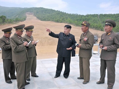 Kim Jong-un geeft aanwijzingen op de bouwplaats.