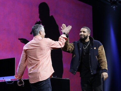 Apples internetdienstenbaas Eddy Cue en rapper Drake, bij de introductie van Apple Music een paar weken geleden.