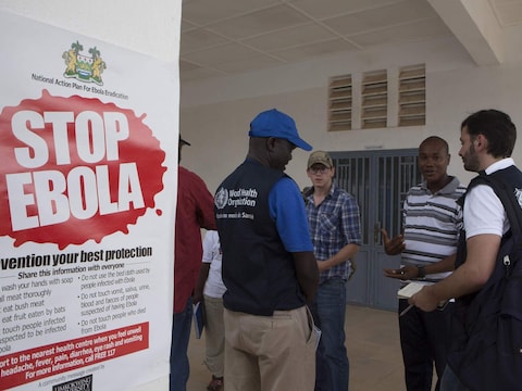 Medewerkers van de Wereldgezondheidsorganisatie en gezondheidswerkers bij een van de hospitalen in Sierra Leone.