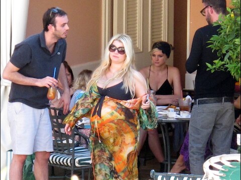 Jessica Simpson wacht haar bevalling af aan het zwembad.