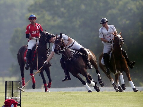 Prins William (in het midden), en prins Harry (rechts) tijdens de polowedstrijd zaterdag.