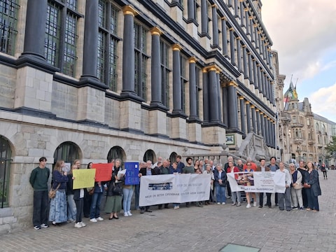 De Drongenaars zakten maandagavond af naar het stadhuis om hun petitie voor het behoud van Bus 12B te overhandigen