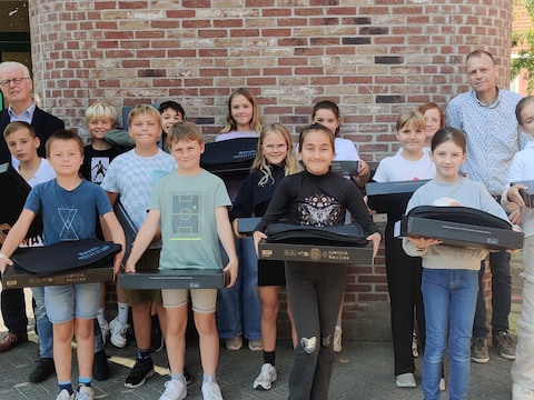 Archief: in september 2024 kregen ook deze leerlingen een laptop overhandigd