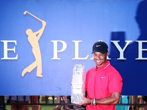 Tiger Woods zondag met zijn trofee na het winnen van The Players Championship.