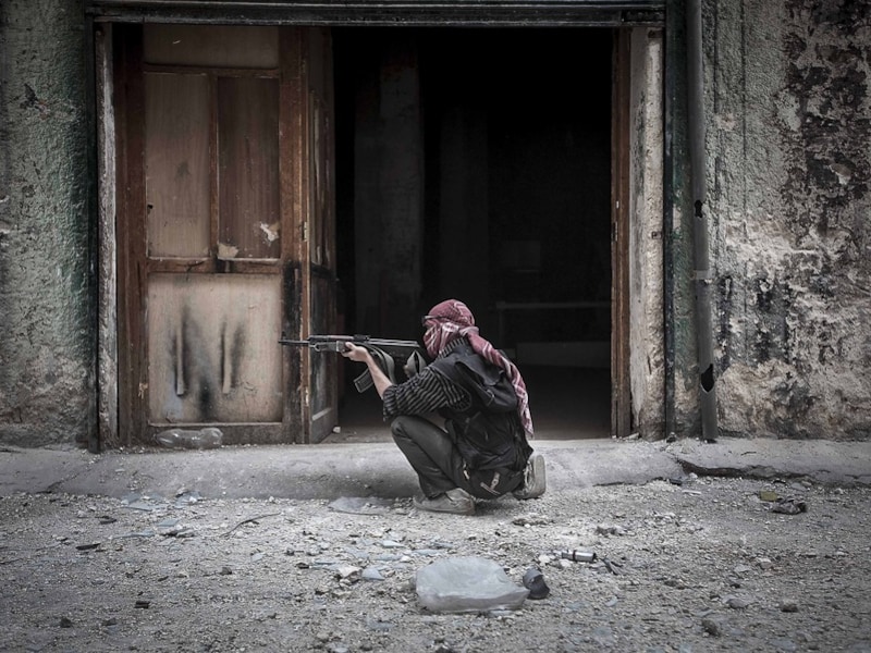Een Syrische rebel in Aleppo.