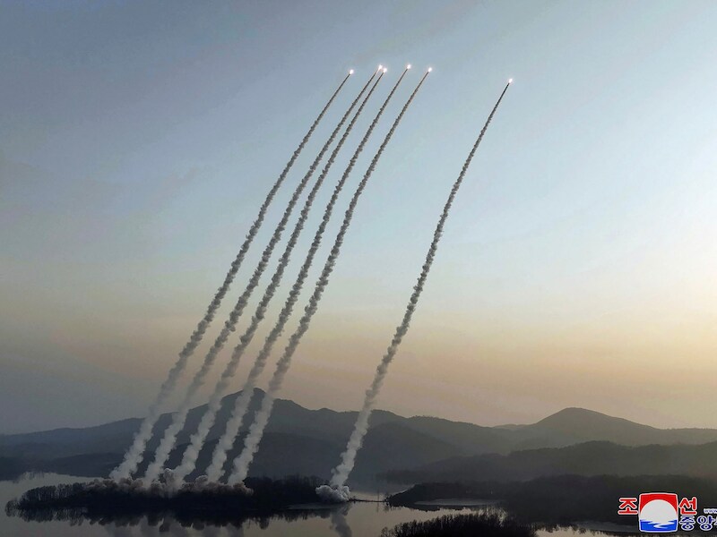 Beelden van eerdere raketlanceringen door Noord-Korea.