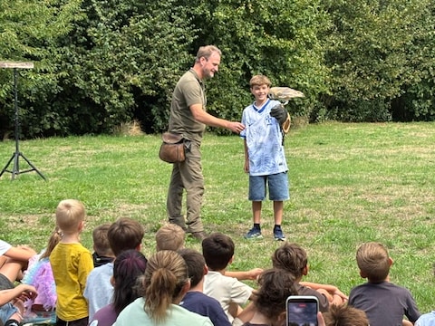 De eerste schooldag werd gestart met een uniek vogelshow. 