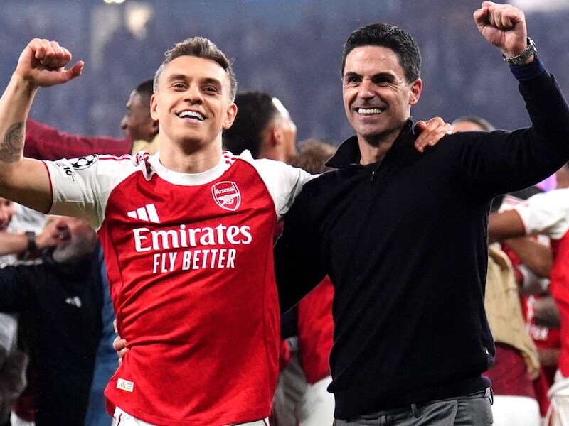 Het klettert al eens met Mikel Arteta, maar uiteindelijk dansen ze: hoe Leandro Trossard er altijd staat voor Arsenal als het moet