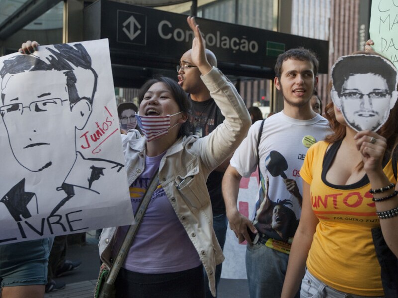 Demonstranten eisen de vrijlating van Edward Snowden.
