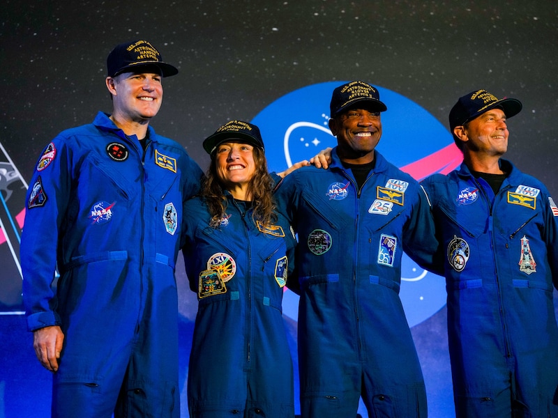 Jeremy Hansen, Christina Koch, Victor Glover en Reid Wiseman tijdens de persconferentie.