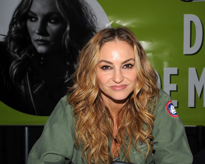 Sopranosster Drea de Matteo 13jarige zoon helpt met bewerken beelden