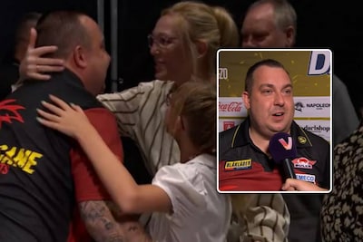 “Elke keer dat ik uitgooide, zag ik ze lachen”: Kim Huybrechts wint in ‘zijn’ Antwerpen en viert uitbundig met z’n gezin
