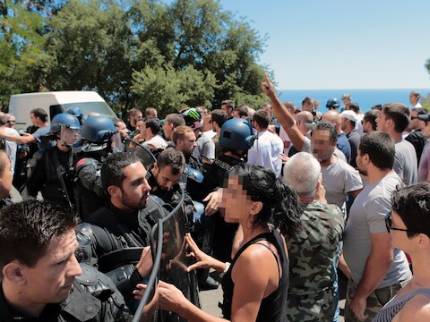 Op Corsica is het onrustig nadat twee groepen met elkaar ruzie kregen over een gemaakte foto.