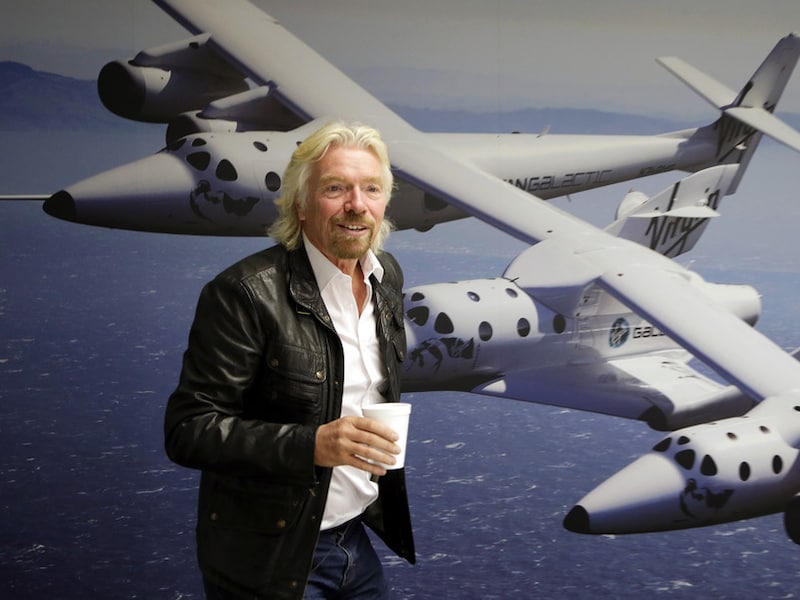 Richard Branson in zijn hangar in de Mojave woestijn.