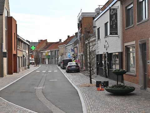 De Dorpsstraat in Leffinge.