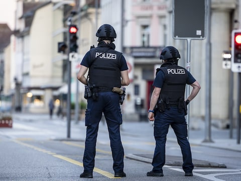 Politie patrouilleert in het centrum van Aarau. 