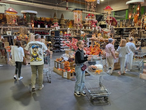 Tuincentrum Famiflora in Moeskroen, vlak bij Kortrijk, is al helemaal in kerststemming, terwijl september nog moet beginnen.