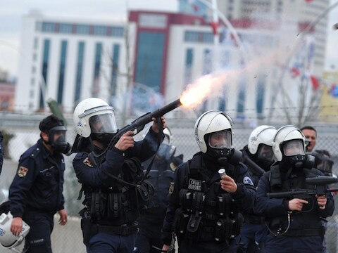 Turkse oproeppolitie gebruikt traangas om demonstranten uiteen te drijven.