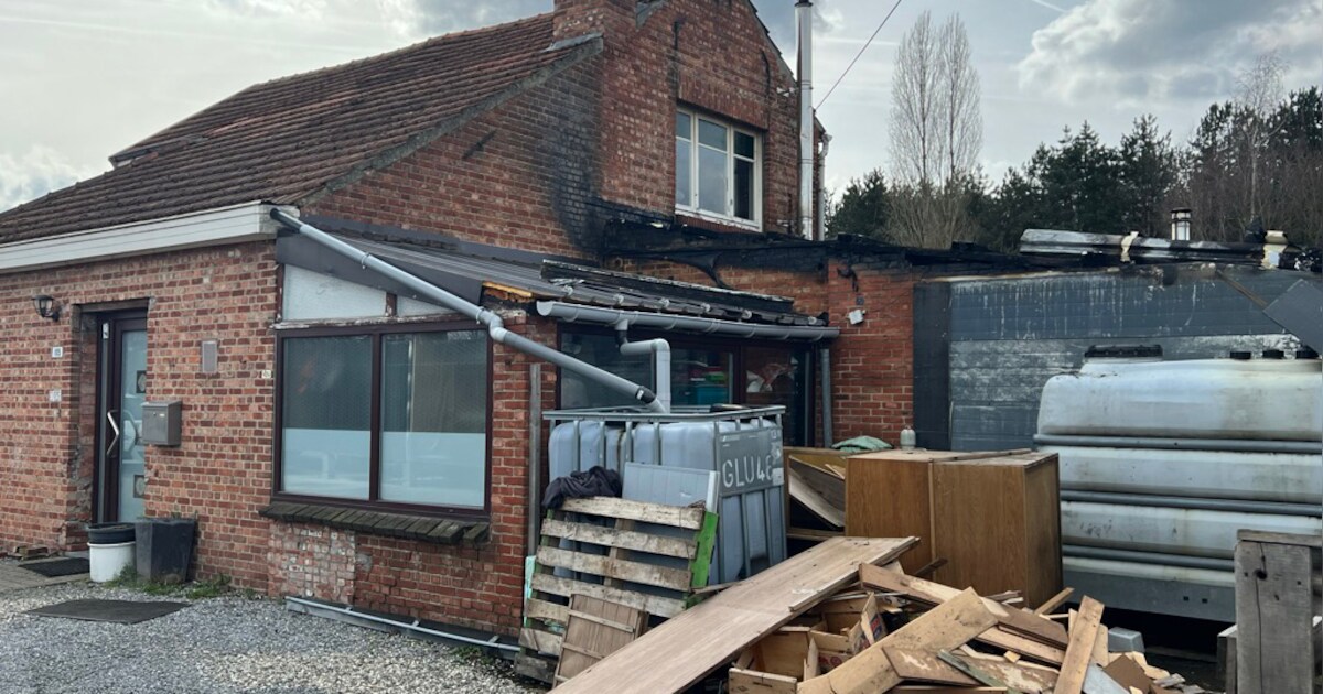 Explosieve knal doet bewoners uit bed donderen : woning onbewoonbaar door blikseminslag | Begijnendi