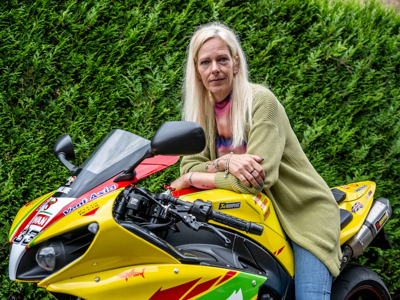 Motor van Sandra (42) werd vier keer afgekeurd omwille van een sticker: "Dit is afkeuren voor de sport"
