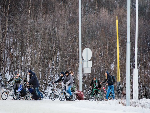 In de Noorse grenspost Storskog arriveren migranten per fiets uit Rusland.