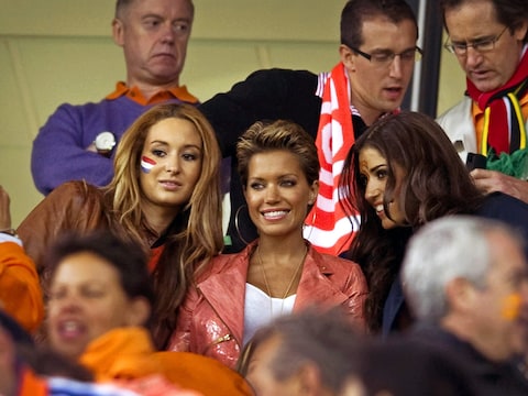 Bouchra Van Persie (L) met Sylvie van der Vaart en Yolanthe Cabau Van Kasbergen.