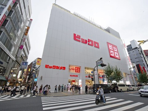 Onde rmeer deze Japanse winkelketen Uniqlo moest 60 winkels sluiten in China.