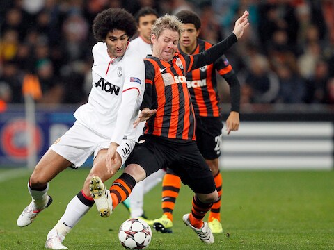 Shakhtar Donetsk, hier vorig seizoen in actie tegen het Manchester United van Marouane Fellaini, voelt de impact van de gespannen situatie in Oekraïne.