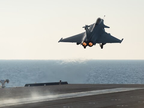 Een Franse straaljager stijgt op van het vliegdekschip Charles de Gaulle
