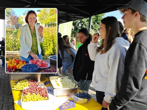 De leerlingen van de Biobroeders kregen een gratis fruitbuffet. Inzet: schepen Adelheid Van Hauwermeiren at ook een hapje mee