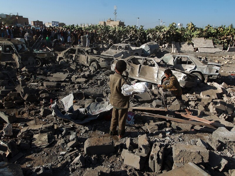 Bij een Saoedisch luchtbombardement op Houthi-stellingen rond de luchthaven in Sanaa zijn minstens 13 doden gevallen.