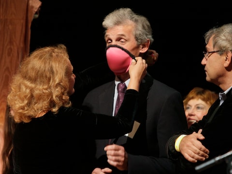 Deze beha die je kan omvormen tot gasmasker won in 2009 de Ig Nobelprijs.
